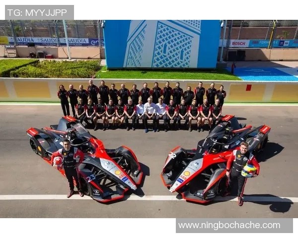 西安羽毛球队在欧锦赛积分榜中以57分稳居第一名展现强劲实力 西安羽毛球队在欧锦赛积分榜中以57分稳居第一名展现强劲实力