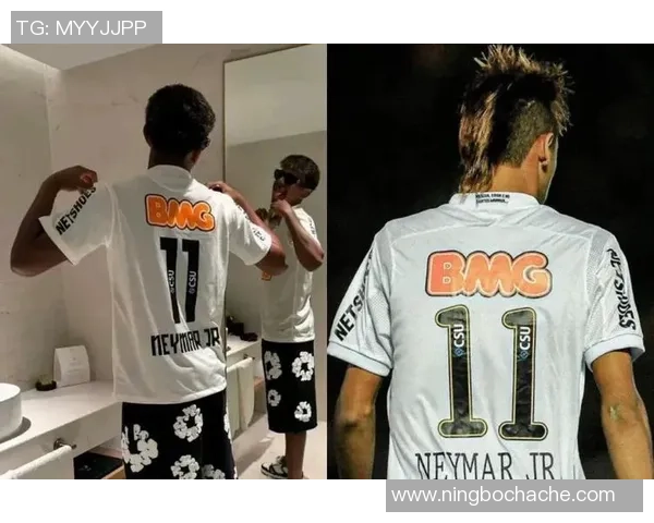 足球明星悠闲坐沙发上分享生活趣事与赛场背后的故事