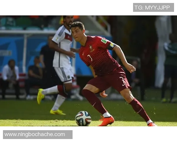 最受欢迎的足球明星高清截图大集合带你领略球场风采与魅力