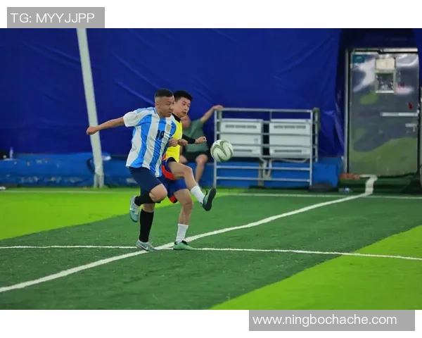 足球明星在场上激烈对话展现团队默契与战术交流的精彩瞬间